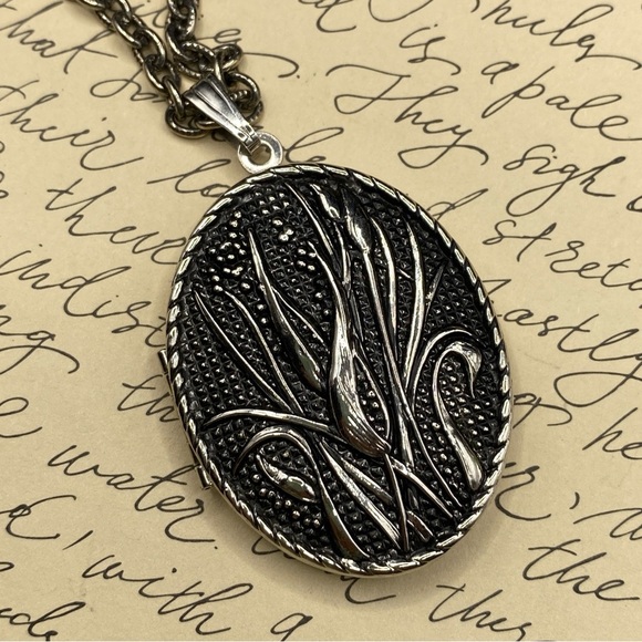 Sarah Coventry Jewelry - SARAH COVENTRY Silver Oval Pendant Locket Necklace